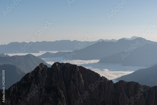 Fototapeta Naklejka Na Ścianę i Meble -  mar de nubes en las montañas