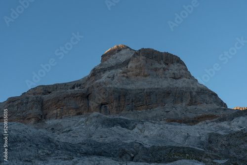 montaña al atardecer