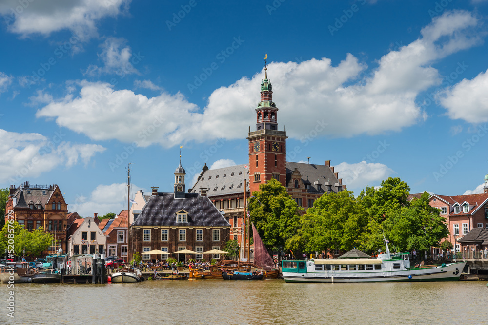 Fototapeta premium Die Hafenstadt Leer in Ostfriesland mit Alter Waage und Rathaus; Niedersachsen; Deutschland