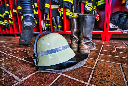 Feuerwehr Ausrüstung Helm Stiefel Rettungsdienst Fire Department Rettungswache Werbung cuerpo de Bomberos