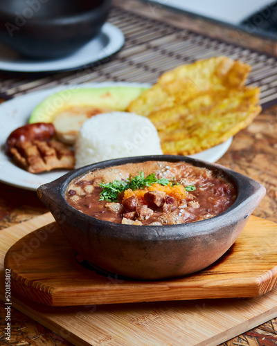 frijolada colombiana con patacon chorrizo arroz