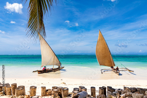 Dhows  an einem Strand,  im Indischen Ozean von Sansibar, Tansania
