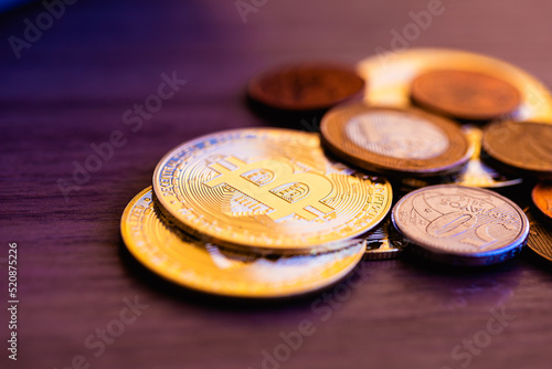 Bitcoin - Brasil. Moedas douradas de bitcoins com moedas brasileiras sobre uma superfície de madeira.  Conceitos de Criptomoedas, finanças e riscos. photo