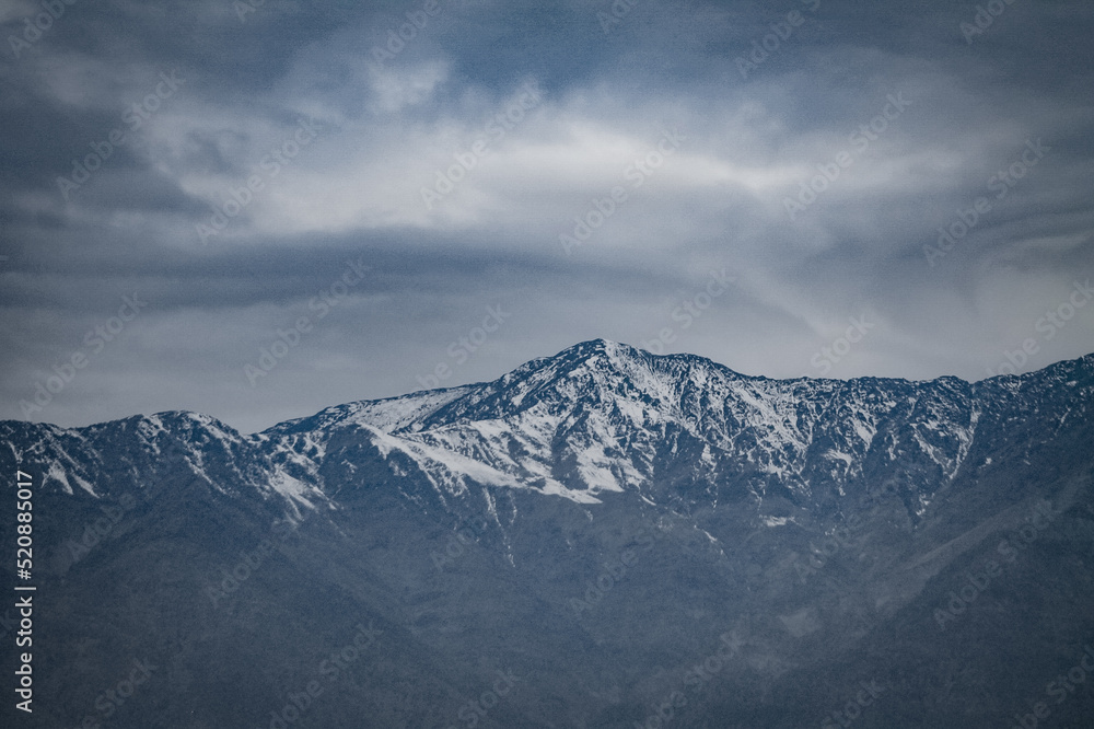 Obraz premium Montaña con nieve en invierno
