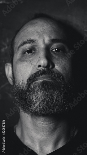 Autorretrato vertical blanco y negro