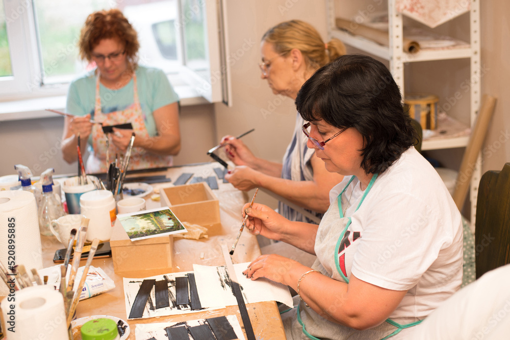 Obraz premium Women in art workshop making decoupage boxes