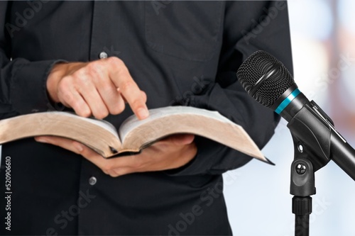 Foto Pastor with a Bible in hand during a sermon