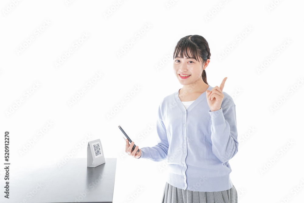 QRコード決済をする若い女性