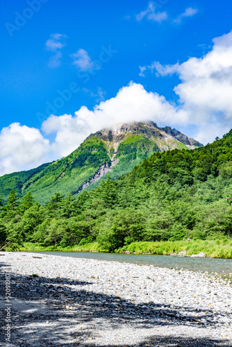 長野県松本市上高地の梓川と焼岳