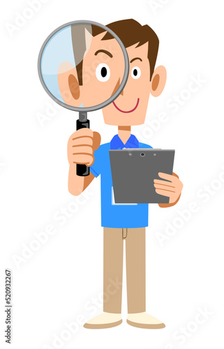 書類を手に持ち虫眼鏡を覗く半袖のポロシャツ姿でネームタグを身に着けた男性スタッフ
