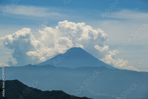 昇仙峡から見る夏の富士山