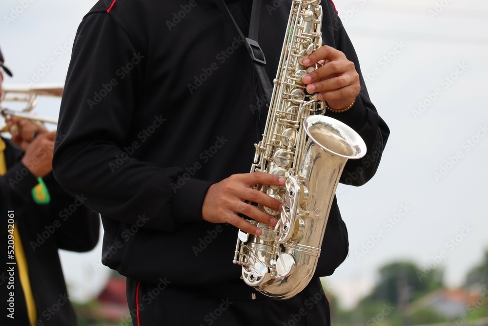 Naklejka premium person playing saxophone