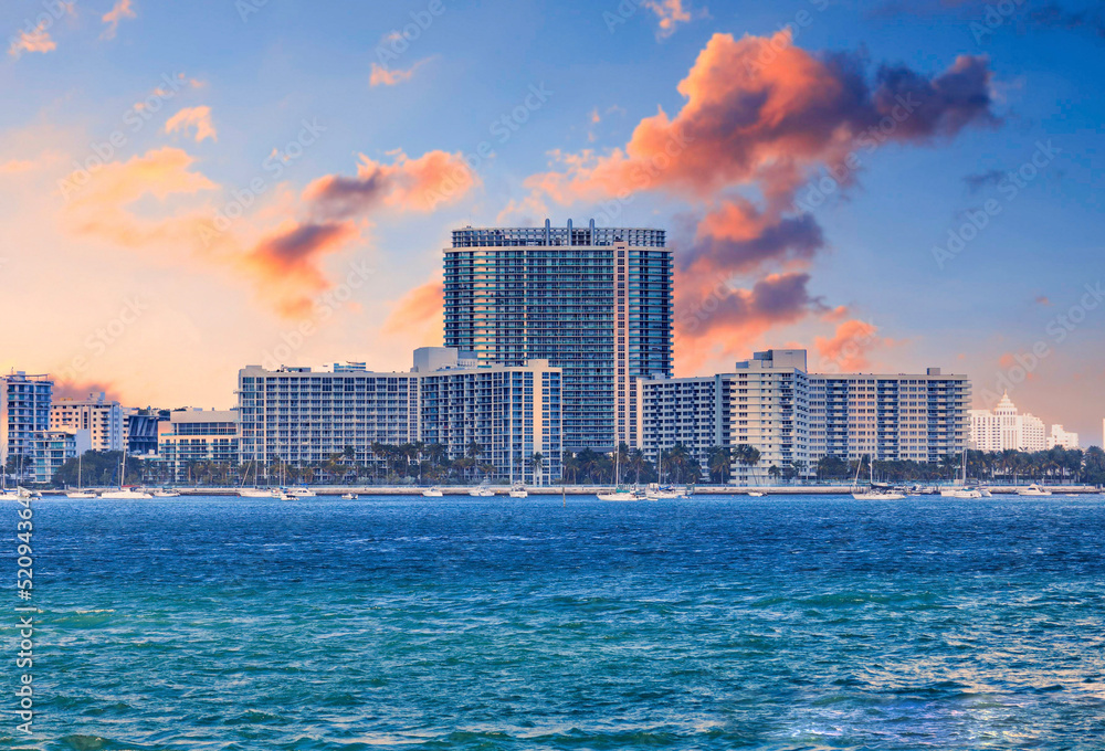 Obraz premium city skyline at sunset