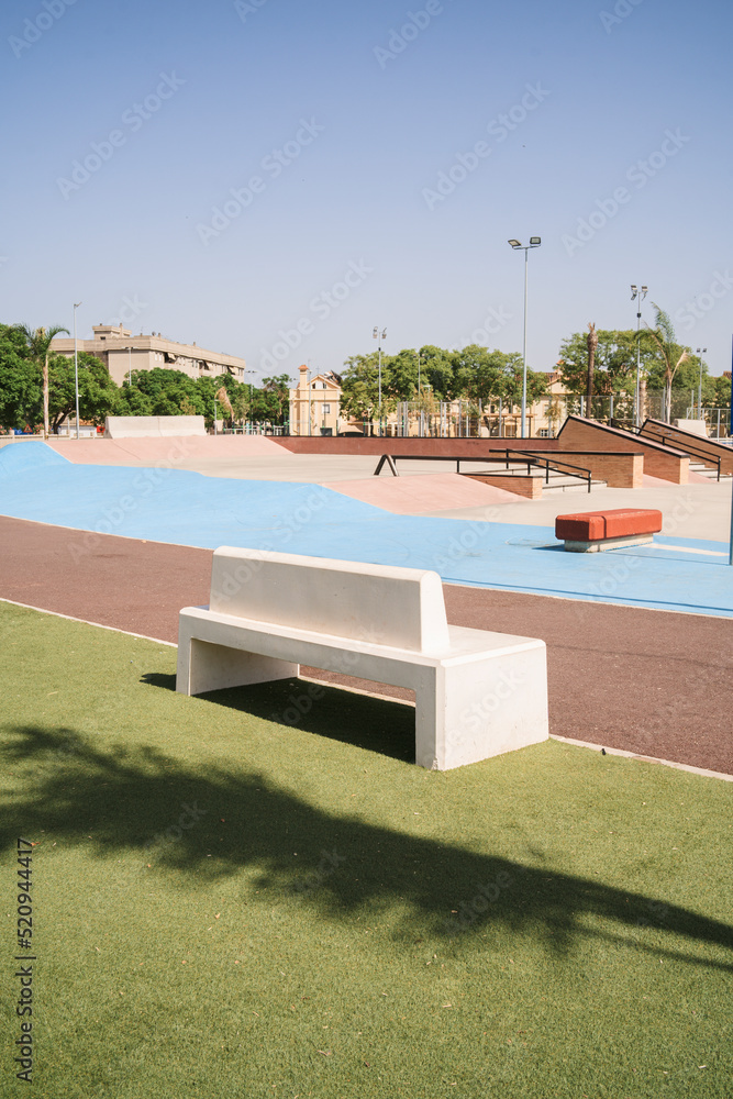 Fototapeta premium Banco de piedra en skate park publico del sur de españa