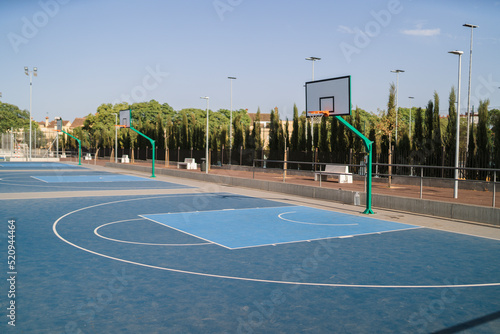 Cancha de baloncesto de colores azules en un dia soleado