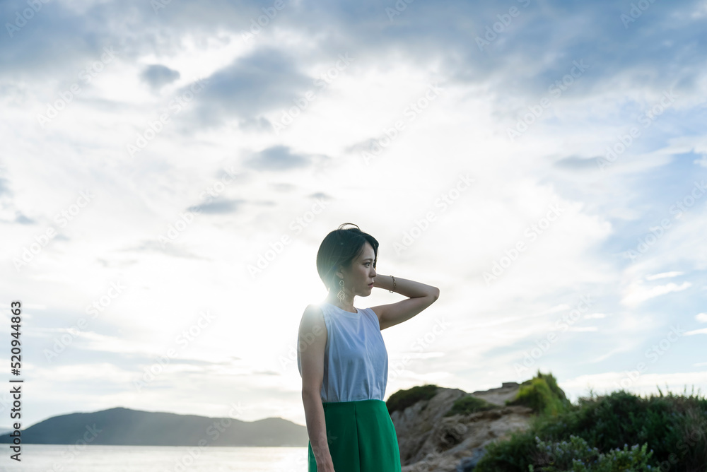夕暮れの海にいる女性 夕暮れの海にいる女性
