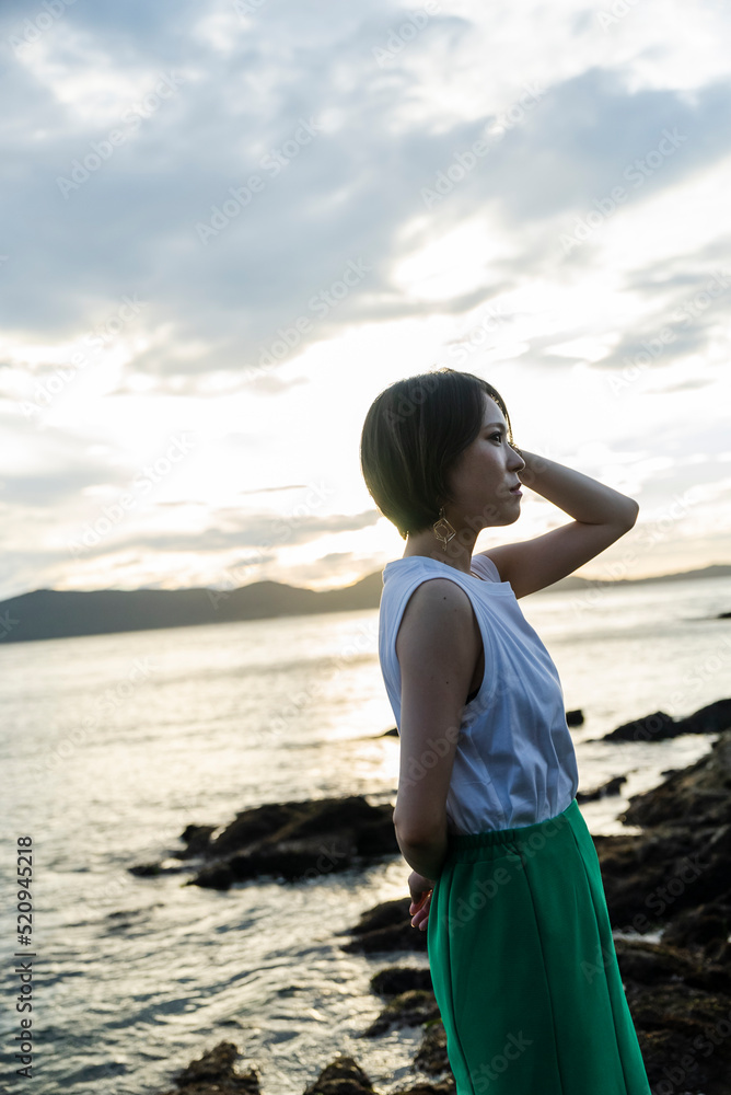 夕暮れの海にいる女性 夕暮れの海にいる女性