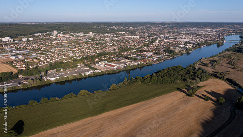 Vue panoramique de la ville de Vernon (Eure, France) sur la Seine