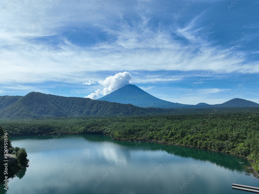夏の富士山を田尻湖から空撮した風景