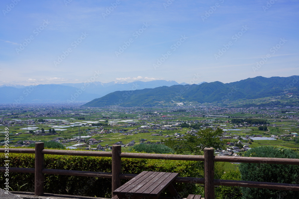 日本の山梨県の郊外の展望台から望む初夏の山々