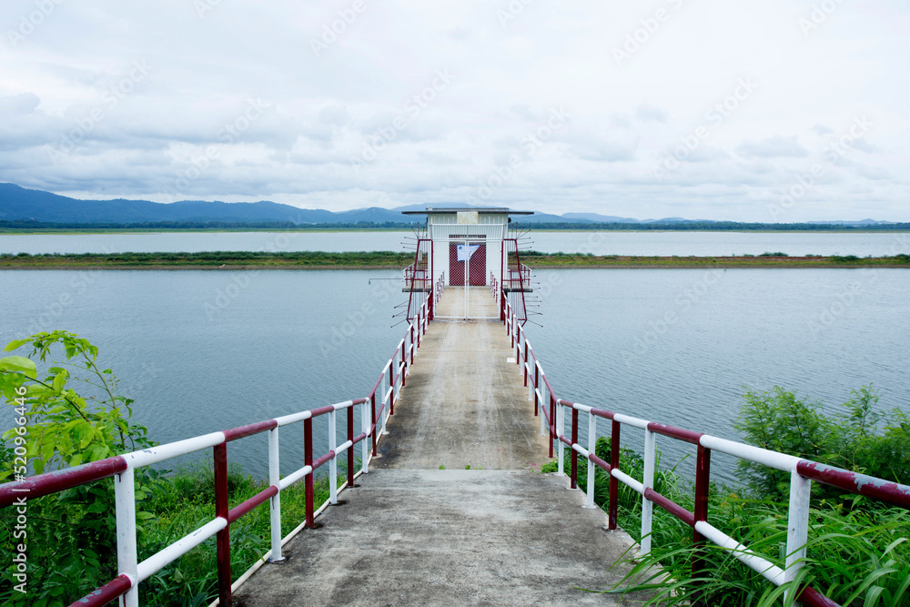 Control cabinet and control of the dam