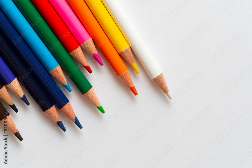 カラフルな色鉛筆