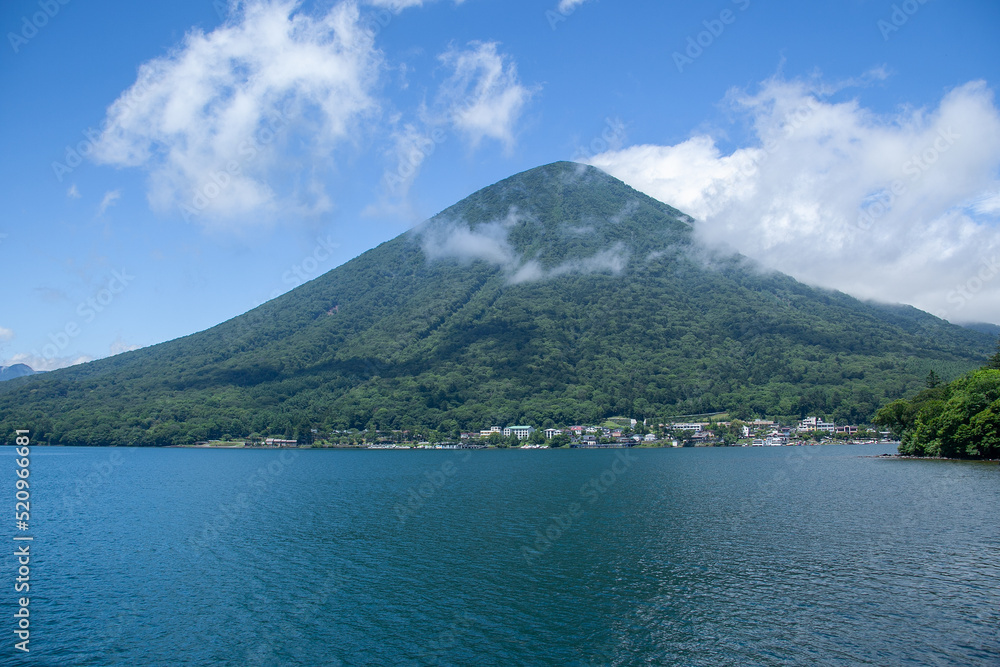 男体山と中禅寺湖 日光市|美しい湖面と優しい山容が優雅です
男体山と中禅寺湖 日光市|美しい湖面と優しい山容が優雅です