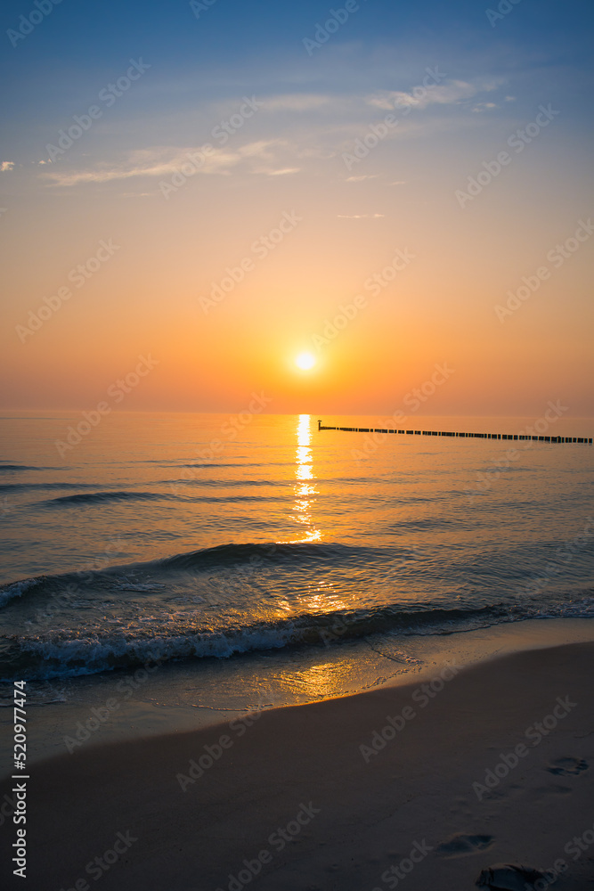 Obraz na płótnie Piękny wschód słońca nad morzem w salonie