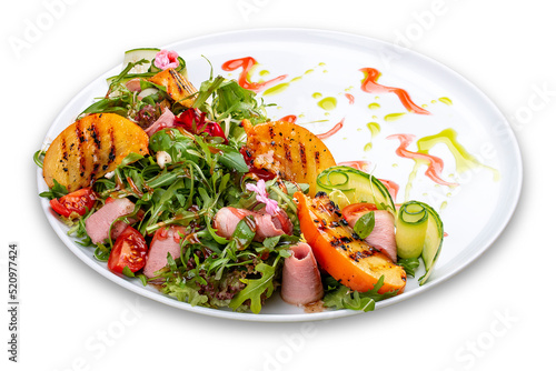 Fresh salad with ham and arugula, with grilled persimmon.