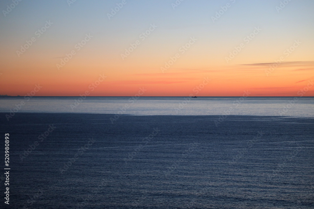 Vista sul Mar Mediterraneo al tramonto dalla costa