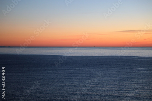 Vista sul Mar Mediterraneo al tramonto dalla costa