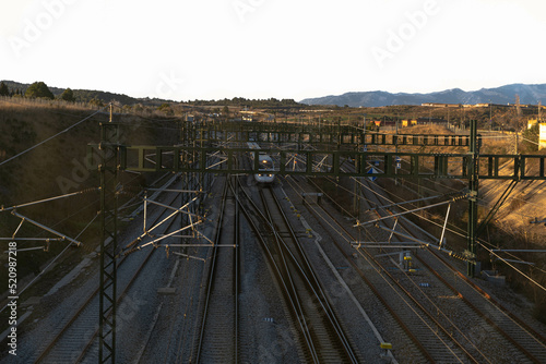 Valokuva Estación de tren de alta velocidad, donde se ve un tren que inicia la marcha