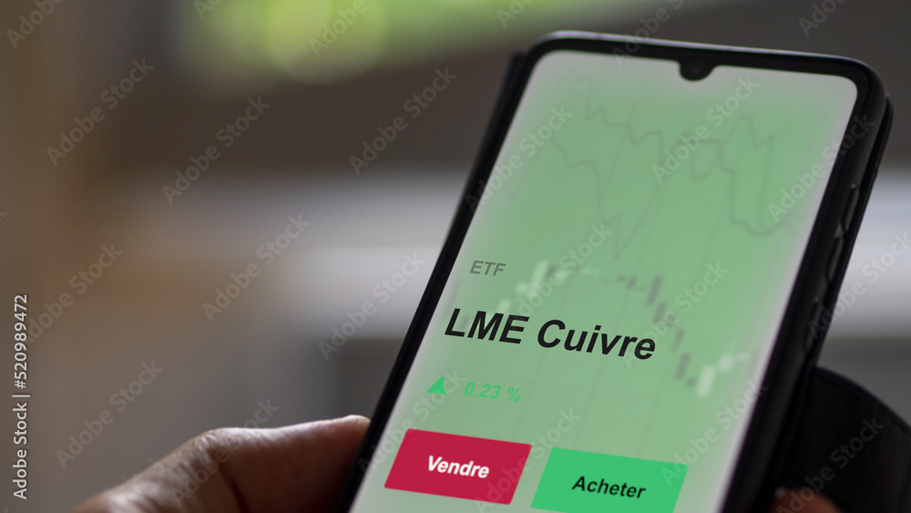 Un investisseur analyse un fonds etf lme cuivre sur un graphique. Un téléphone affiche le cours de l'ETF. Texte en français francais LME Cuivre Un investisseur analyse un fonds etf lme cuivre sur un graphique. Un téléphone affiche le cours de l'ETF. Texte en français francais LME Cuivre