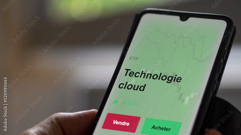 Un investisseur analyse un fonds etf technologie cloud sur un graphique. Un téléphone affiche le cours d'ETF CLOUD. Texte en français, langue francaise. Un investisseur analyse un fonds etf technologie cloud sur un graphique. Un téléphone affiche le cours d'ETF CLOUD. Texte en français, langue francaise.