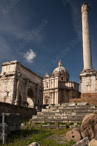 Column of Phocas and the Arch of Septimius Severus in the Roman Forum  © Conchi Martinez