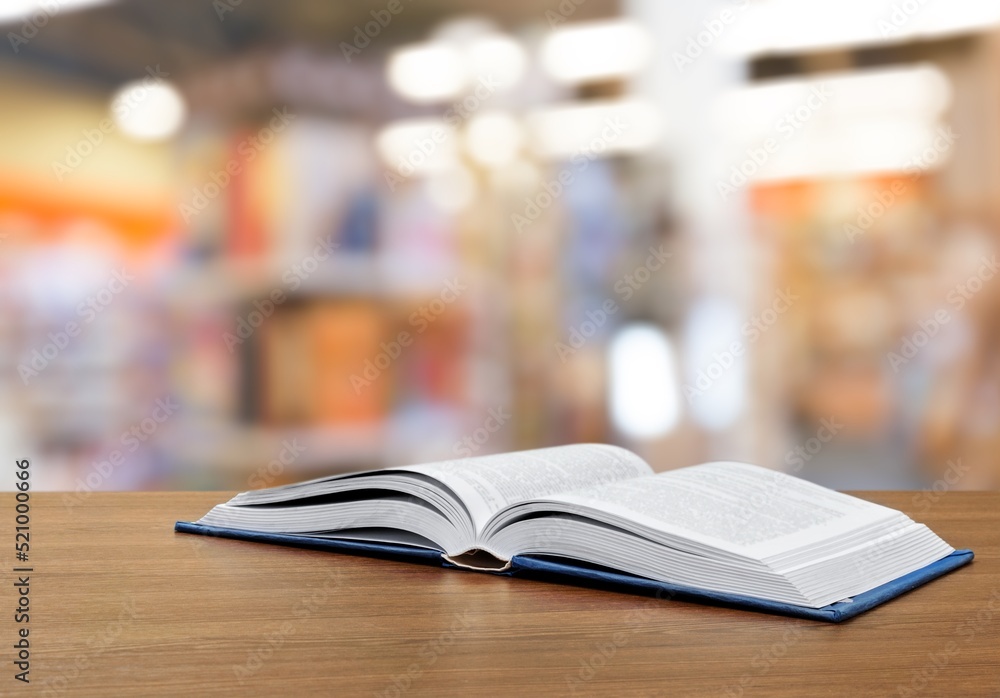 Obraz premium An open empty old notebook on the desk background.