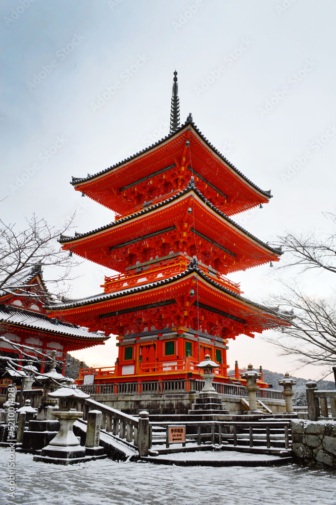 Fototapeta premium 1月の朝の雪化粧した京都市清水寺の三重塔