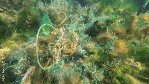 Foto Lost fishing gear lies underwater on the seabed