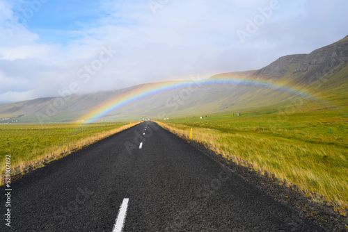 Regenbogen über Ringstraße in Island
