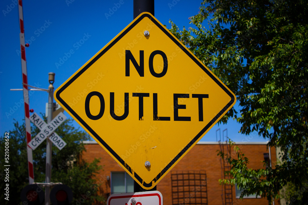 Obraz premium No outlet sign in front of railroad crossing