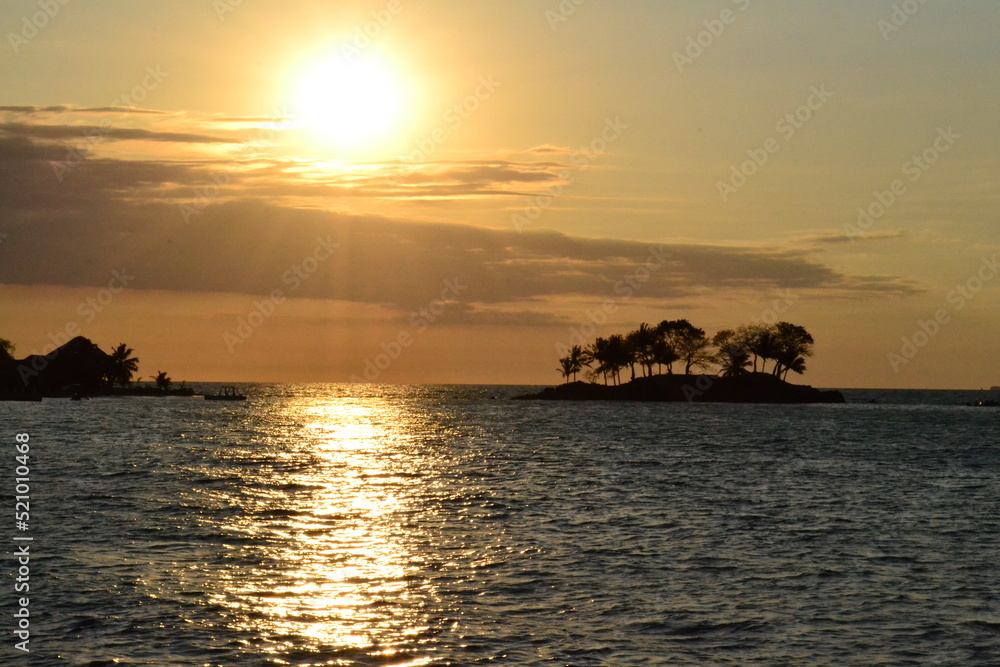 Ile sous le coucher de soleil