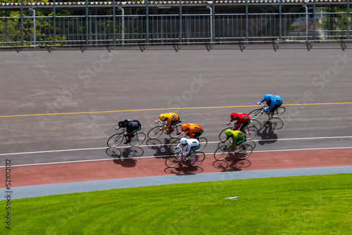 バンクを駆け抜ける競輪選手達
