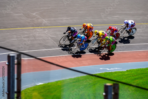 バンクを駆け抜ける競輪選手達
