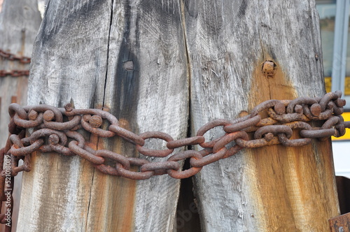 Holz in rostigen Ketten