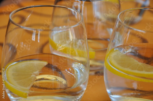 acqua minerale e limoni