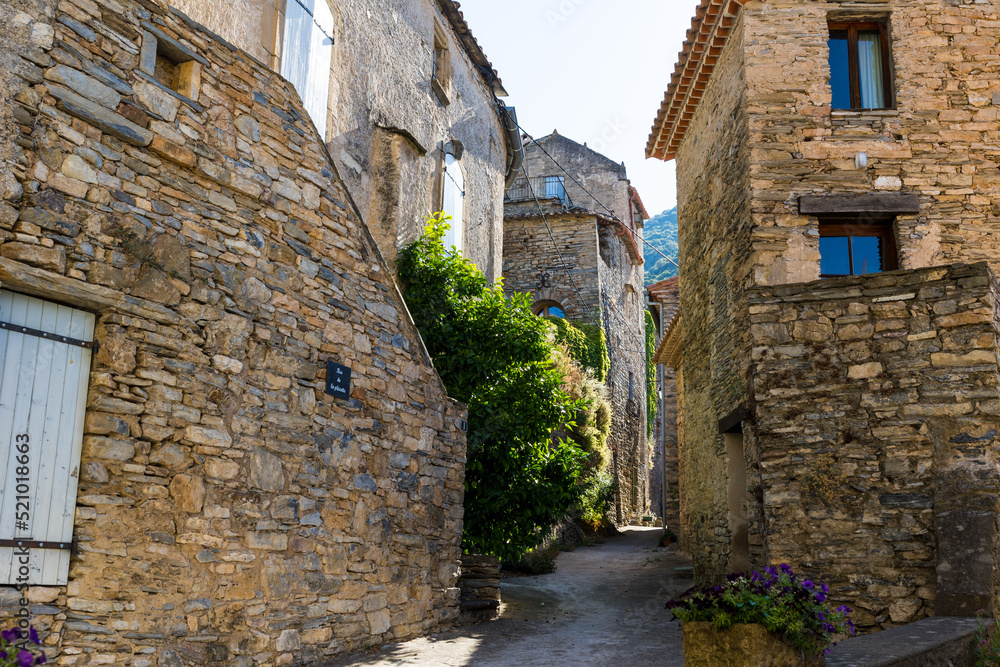 Ruelle et maisons du village médiéval de Vieussan dans le Parc naturel du Haut-Languedoc