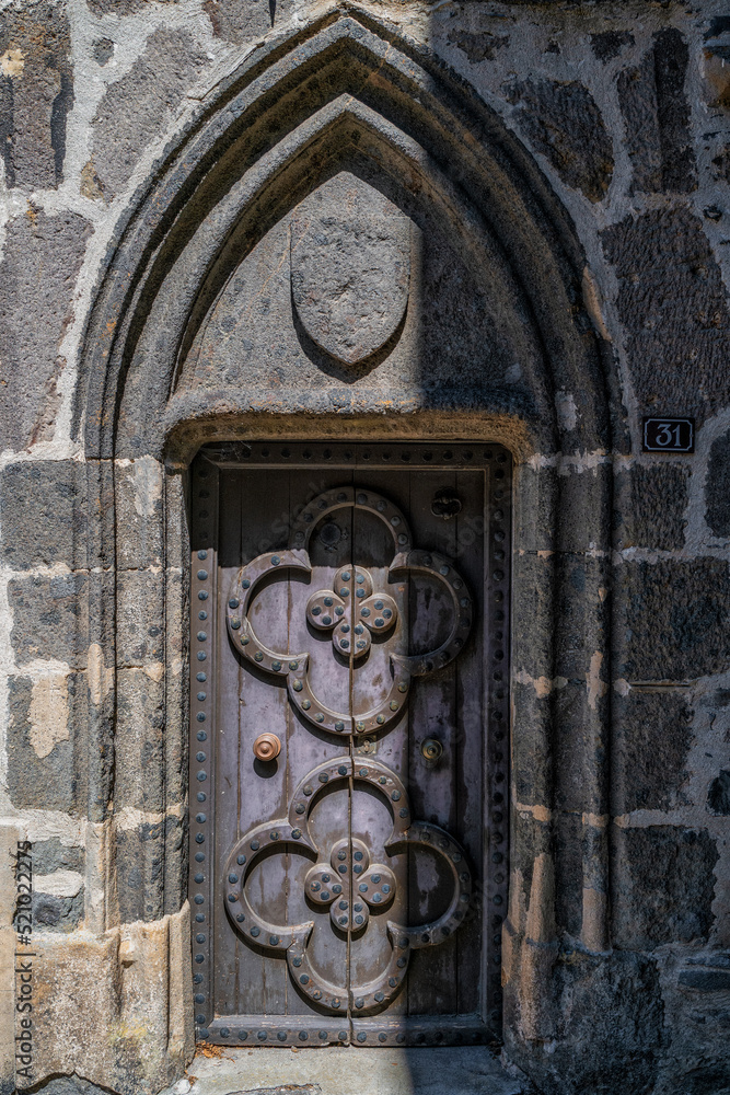 Salers et son architecture, porte en bois, village médiéval