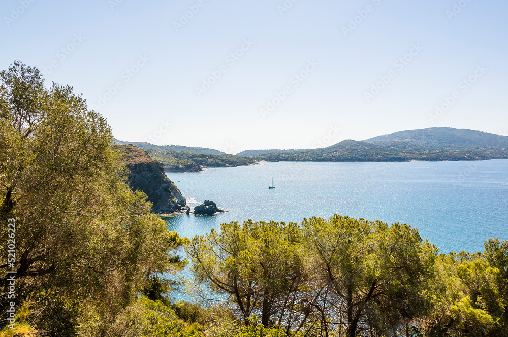Naklejka premium Capoliveri, Norsi, Elba, Bucht, Golfo Stella, Capo Norsi, Felsen, Strand, Küste, Küstenstrasse, Insel, Segelschiffe, Wassersport, Toskana, Toskanischer Archipel, Sommer, Italien