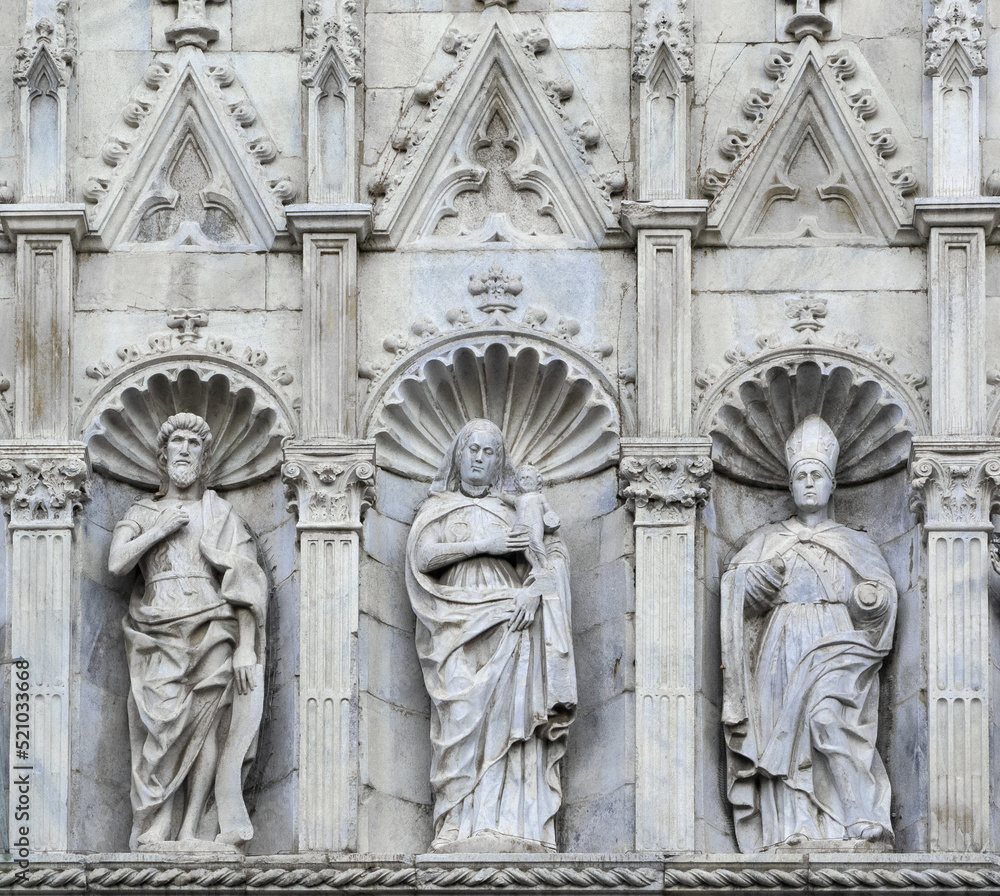 Statues on the facade of the 15th century Como Cathedral.Lombardy, Italy.