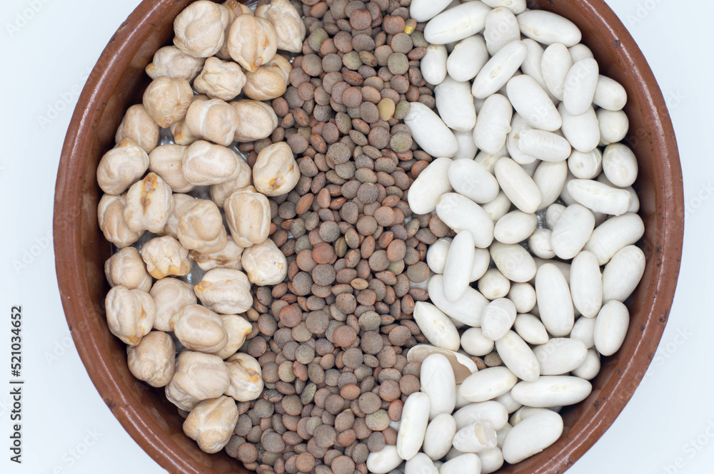 Bol con legumbres, lentejas, garbanzos sobre fondo blanco. Bol con legumbres, lentejas, garbanzos sobre fondo blanco.